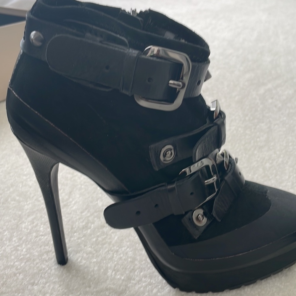 Burberry Runway Booties 8.5 (size 40 European) - Picture 4 of 11